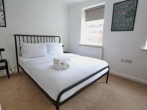 Pass the Keys Stylish House With Balcony Close To AO Arena