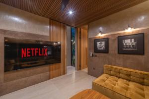 House Terra - 5BR Tropical Pool Villa in Pererenan