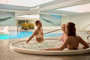 Waterlane River View Premium SPA, Pool & Gym by Downtown Apartments