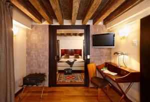 Classic Triple Room room in Hotel Saturnia & International