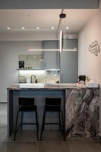 Vintage Road Apartment in Piraeus