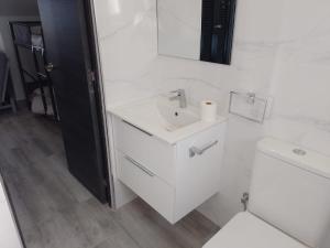 El Mirador, Villamartin, Refurbished,cot to hire, WIFI, pool, parking