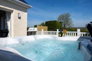 Fern Cottage - Dog Friendly Cottage with Hot Tub