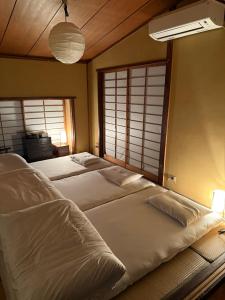 Spacious Traditional Japanese House with Modern Amenities near Shibuya for Families and Groups up to 8 Guests