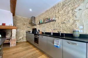 Maisons de vacances La Maison de la Place - Charming house with swimming pool & exposed stone : photos des chambres