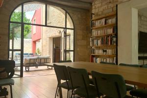 Maisons de vacances La Maison de la Place - Charming house with swimming pool & exposed stone : photos des chambres