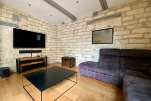Maisons de vacances La Maison de la Place - Charming house with swimming pool & exposed stone : photos des chambres