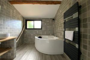 Maisons de vacances La Maison de la Place - Charming house with swimming pool & exposed stone : photos des chambres