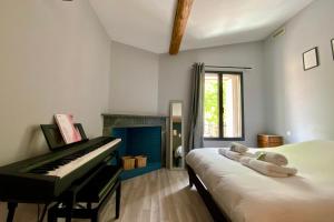 Maisons de vacances La Maison de la Place - Charming house with swimming pool & exposed stone : photos des chambres