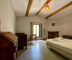 Maisons de vacances La Maison de la Place - Charming house with swimming pool & exposed stone : Maison de Ville 3 Chambres