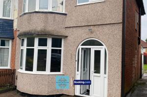 3BR House By Escape & Estates Short Lets & Serviced Accommodation Birmingham With Private Garden & Free WiFi