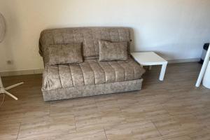 1 bedroom apartment with balcony near the beach