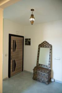 Serene 2 BR Apt Steps from Parks & Casa Finance City