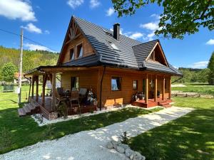 Chatka obok Dziadka w okolicy Czarnej Góry