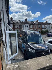 Cosy 1 Bed apartment with FREE PARKING close to Underground station zone 2 for quick access to Central London up to 5 guests