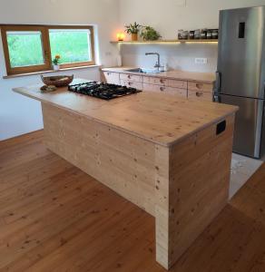 Naravna lesena hiša v naravi z lastnim vrtom