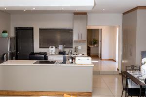 Complete Modern 3-Bedroom Home En-suite Near Mall & Major Attractions