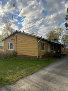 Yellow dream house - 3 min from highway, sauna, big private parking
