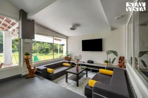 StayVista at Kailaasa with Bonfire, Plunge Pool - Riverfront