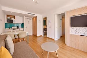One-Bedroom Apartment with Balcony (2 Adults + 2 Children) room in Universal Aparthotel Elisa