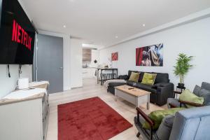 2Bed 2Bath - Hendon 3-5 min to Train - 65 Inch TV