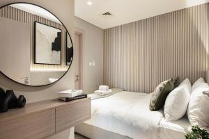 Luxury 4 Bedroom Apartment with Ferrari World and Sea Views, Yas Island Waterfront, Pool, Gym, Playground, Walk to Yas Mall