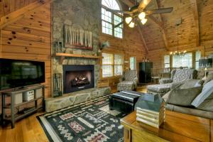 3 BR Mountain Cabin Games Hot Tub Fire Pit