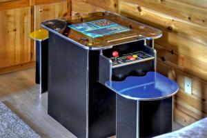 3 BR Mountain Cabin Games Hot Tub Fire Pit