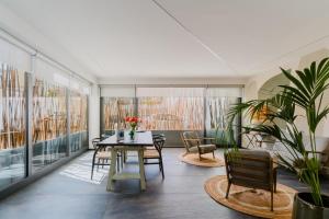 Glass House - Smart Rooms & Parking