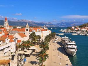 Villa Penava, private beach, pool and 7min to Trogir