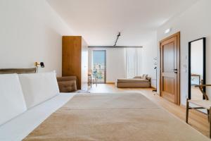 Glass House - Smart Rooms & Parking