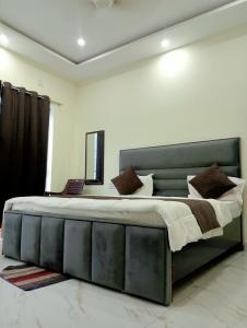 Narayana stays at Assi Ghat