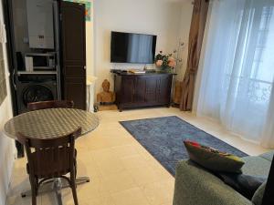 Paris Arc de Triomphe- Tour Eiffel - Champs Élysées - 4 people