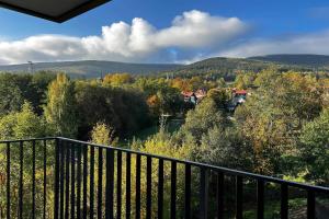 Klimatyzowany Apartament Sun Seasons 24 w Świeradowie Zdroju z Parkingiem i Widokiem na Góry by Noclegi Renters