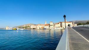 Villa Penava, private beach, pool and 7min to Trogir