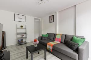 Bright 1BR Flat by Brixton, with Parking and Balcony