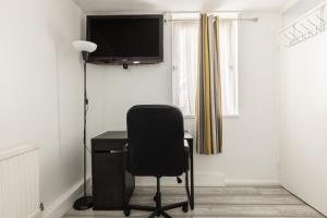 Bright 1BR Flat by Brixton, with Parking and Balcony