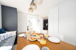 The Garden Cottage with Hot Tub