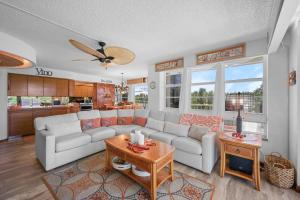 Rare walkout unit with private staircase to poolbeach