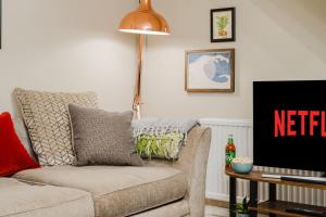 Quiet & Stylish 2-Bed House with Garden & Free Parking