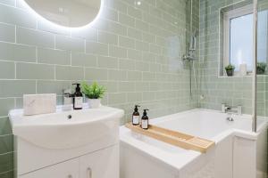 Spring Grove 2 Bedroom House with Garden and Free Parking