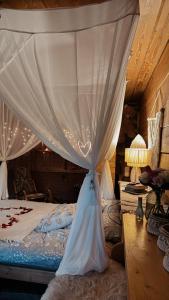 Pasakų namelis dviems su vaizdu į ežerą