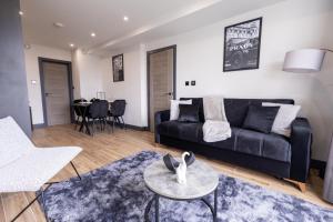 Brand-New Top-Floor Flat with Stunning Balcony & Parking