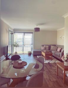 Malva - Modern 2 Bedroom Bungalow in Wick Sleeps 4 with private parking - NC500 Route