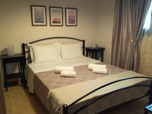 Kellys blooms & stone