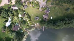 Pasakų namelis dviems su vaizdu į ežerą