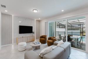 Family 5BR Retreat w Private Splash Pool