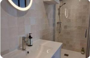 Appartements AU BORD de MER AU COEUR DE LA STATION bon emplacement joli duplex contemporain tout equipe 50m2 : photos des chambres