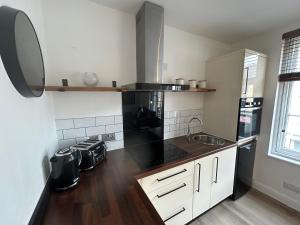 The Hideaway - 2-Bedroom Apartment with outdoor terrace & free parking