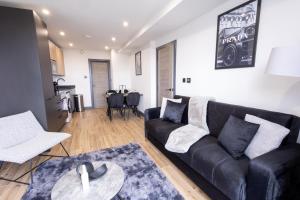 Brand-New Top-Floor Flat with Stunning Balcony & Parking